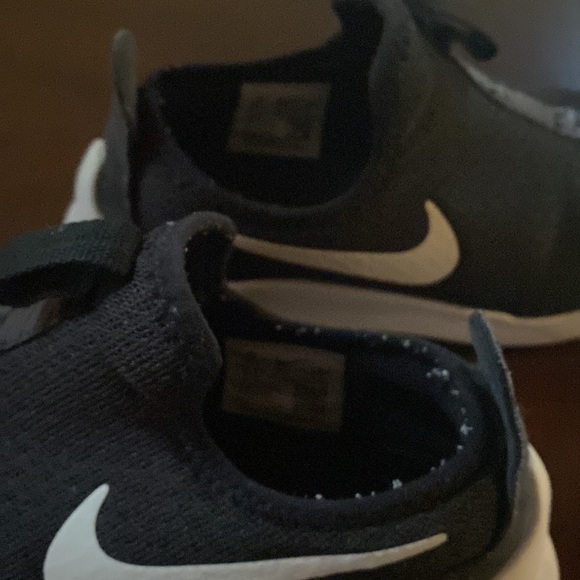 Nike women gym shoes size 7.5 US ,black in color - Picture 6 of 9